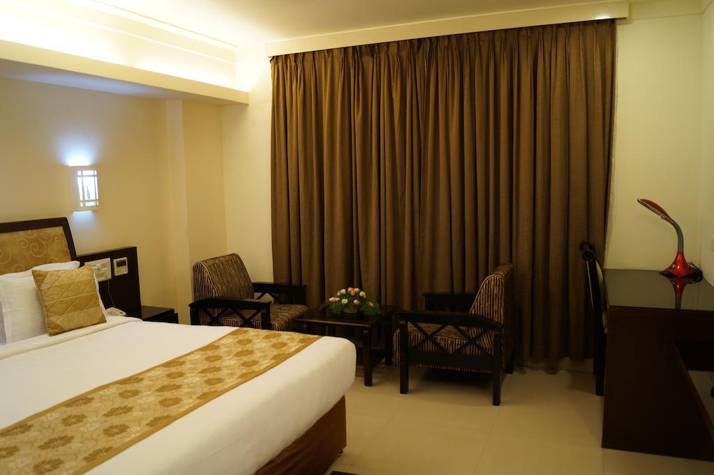 Hotel Budhil Park 비사카파트남 객실 사진